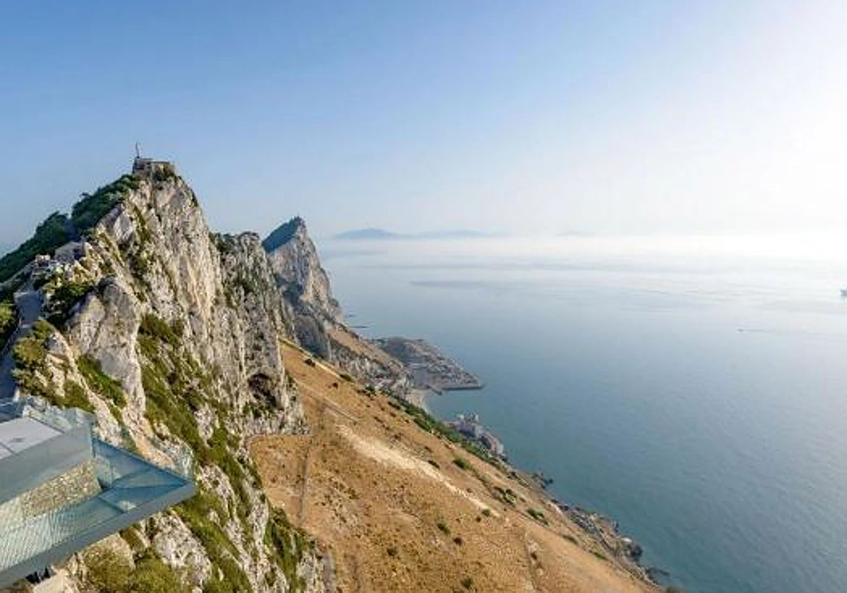 Imagen de la zona alta del Peñón de Gibraltar y del mirador de cristal Skywalk