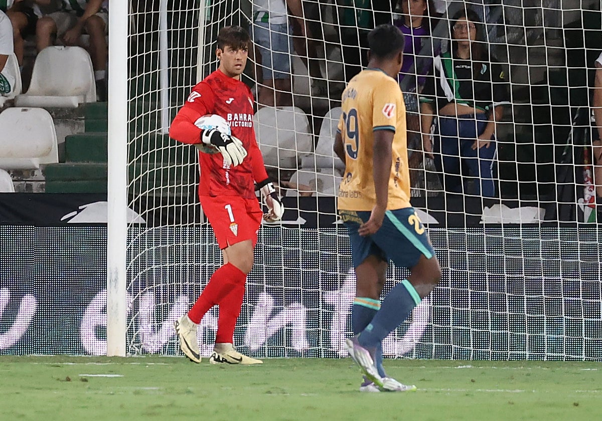 Iker Álvarez retiene el balón en el partido frente al Racing de Santander