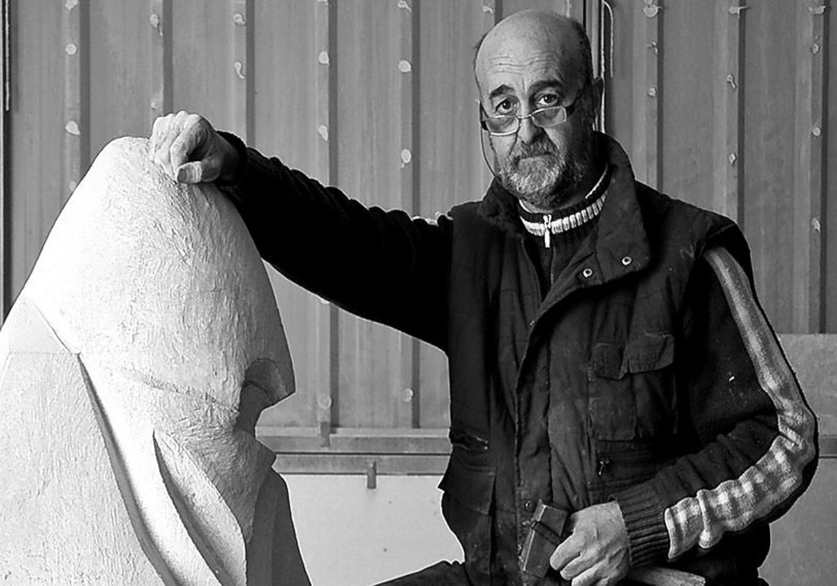 Pablo Costilludo en su taller artístico de Consuegra (Toledo)