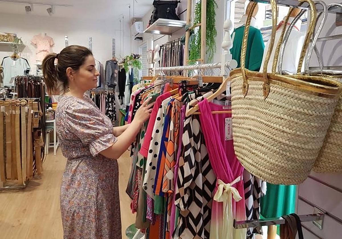 Interior de una tienda de ropa en Lucena