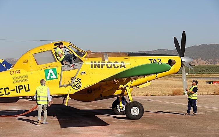 Imagen principal - Arriba, pilotos del Infoca en el aeropuerto de Córdoba; sobre estas líneas, un bombero forestal preparando el material; a la derecha, imagen de evidencias recogidas en un incendio