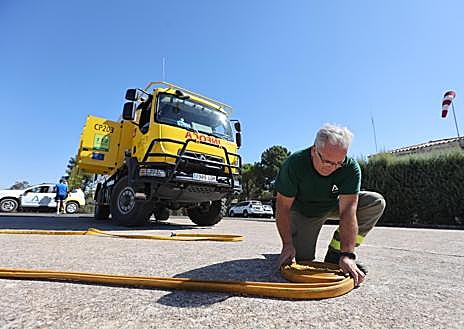 Imagen secundaria 1 - Arriba, pilotos del Infoca en el aeropuerto de Córdoba; sobre estas líneas, un bombero forestal preparando el material; a la derecha, imagen de evidencias recogidas en un incendio