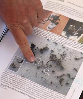 Imagen secundaria 2 - Arriba, pilotos del Infoca en el aeropuerto de Córdoba; sobre estas líneas, un bombero forestal preparando el material; a la derecha, imagen de evidencias recogidas en un incendio