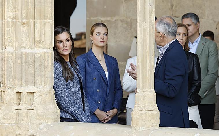 Imagen principal - La Princesa junto a los Reyes durante la visita al Castillo de Olite 