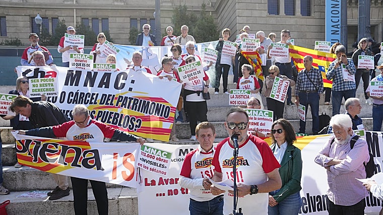 Reclaman a las puertas del MNAC la devolución inmediata de las pinturas murales de Sijena