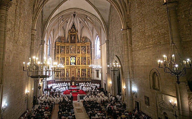 Imagen principal - La Catedral de Nuestra Señora Santa María del Prado de Ciudad Real fue el escenario de la toma de posesión de Martínez Varea. A la ceremonia asistieron, entre otros, el alcalde de Ciudad Real, Francisco Cañizares, el presidente de la Diputación, Miguel Ángel Valverde, y el jefe del Ejecutivo castellanomanchego, Emiliano García-Page