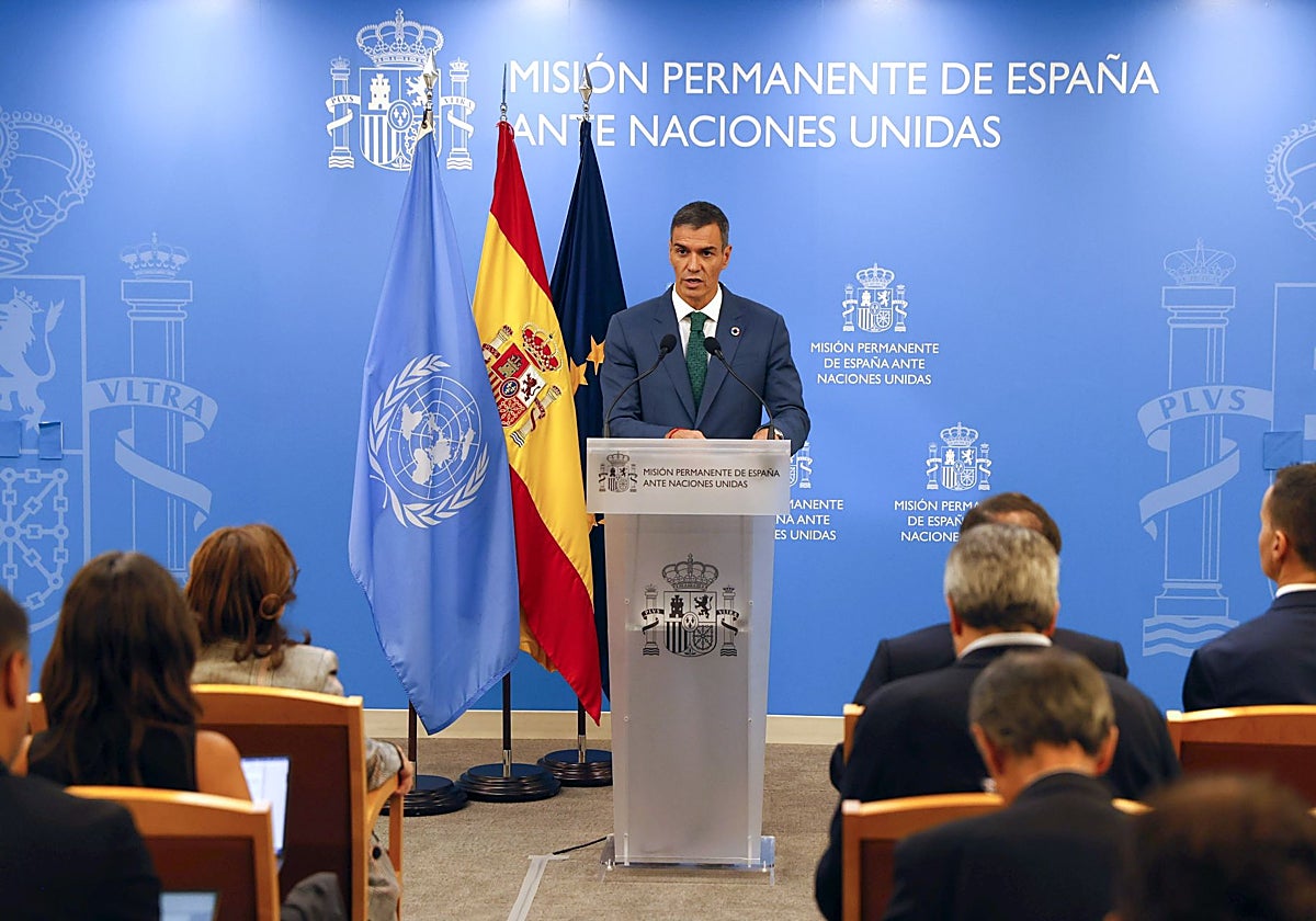 El presidente del Gobierno español, Pedro Sánchez, durante una rueda de prensa ante la ONU, en Nueva York
