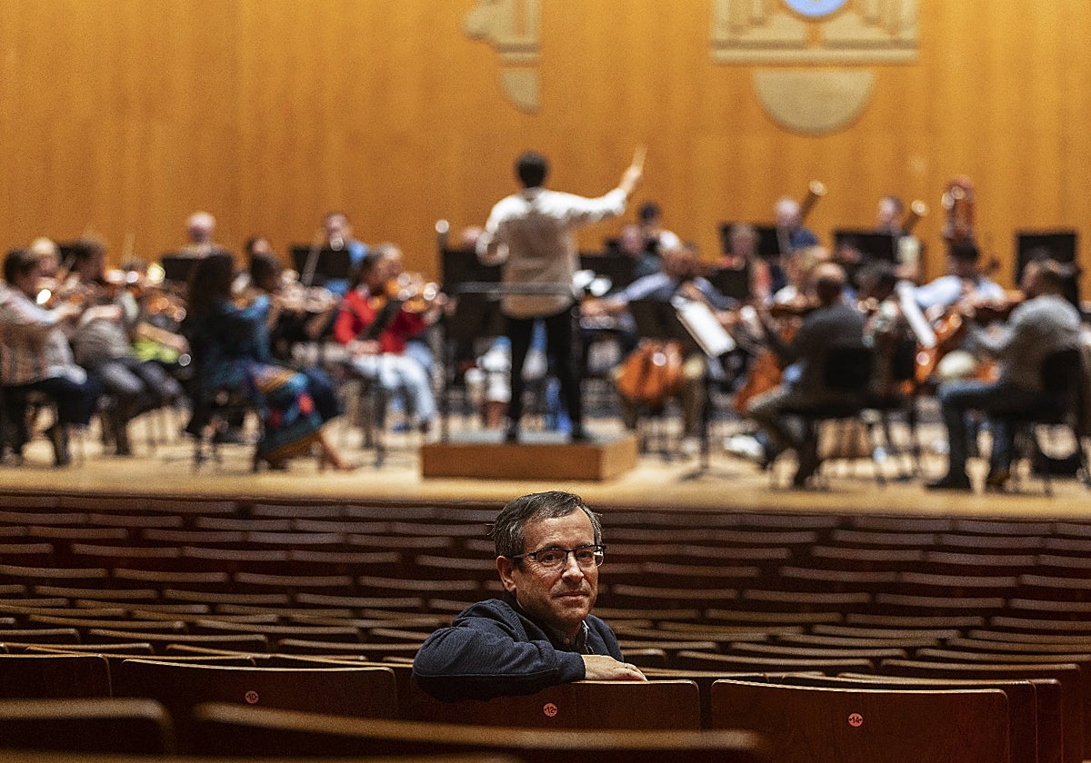 Antonio Salas, con la Real Filharmonía al fondo, durante un ensayo