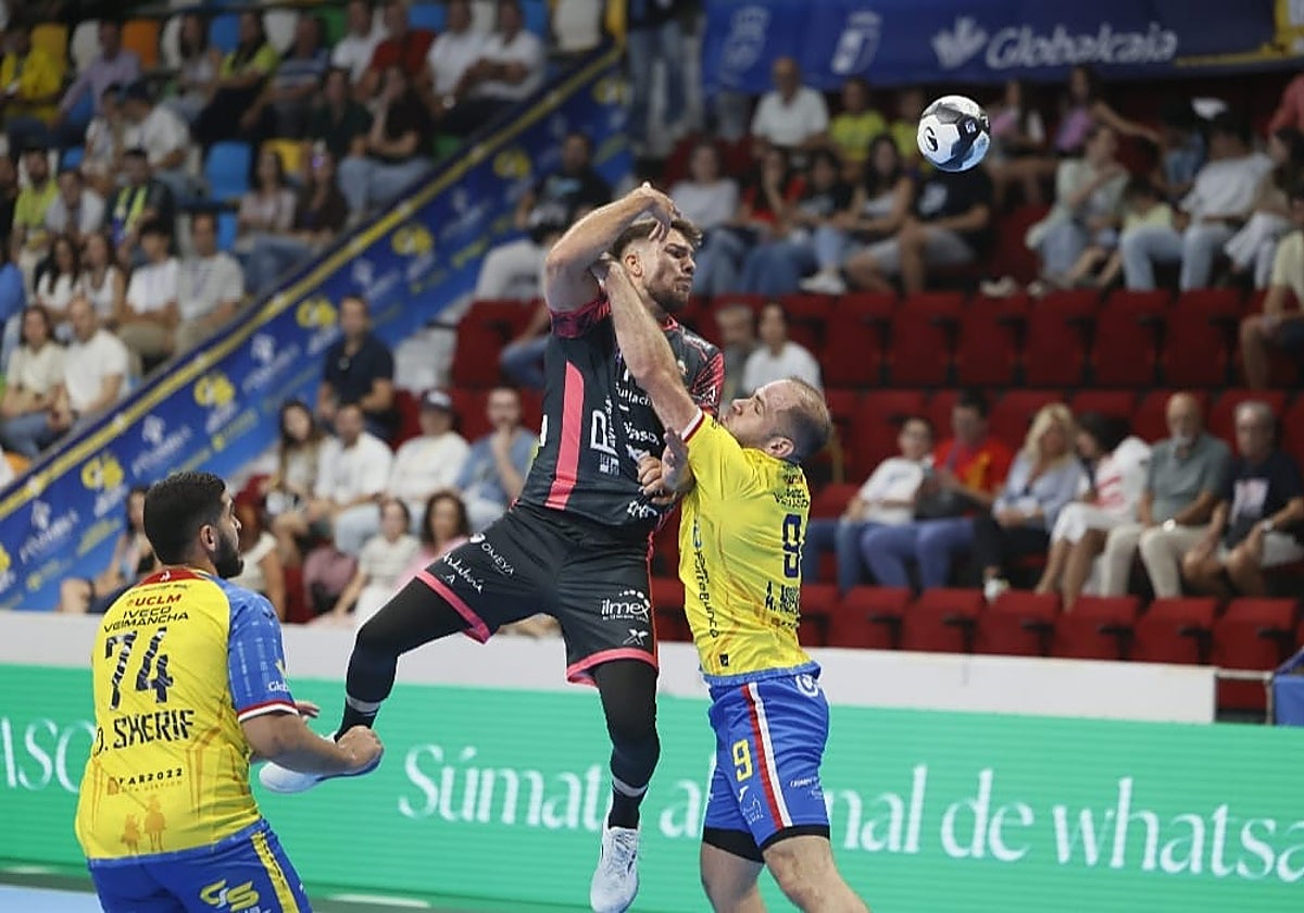 Lanzamiento del Cajasol Ángel Ximénez ante la defensa del BM Caserío