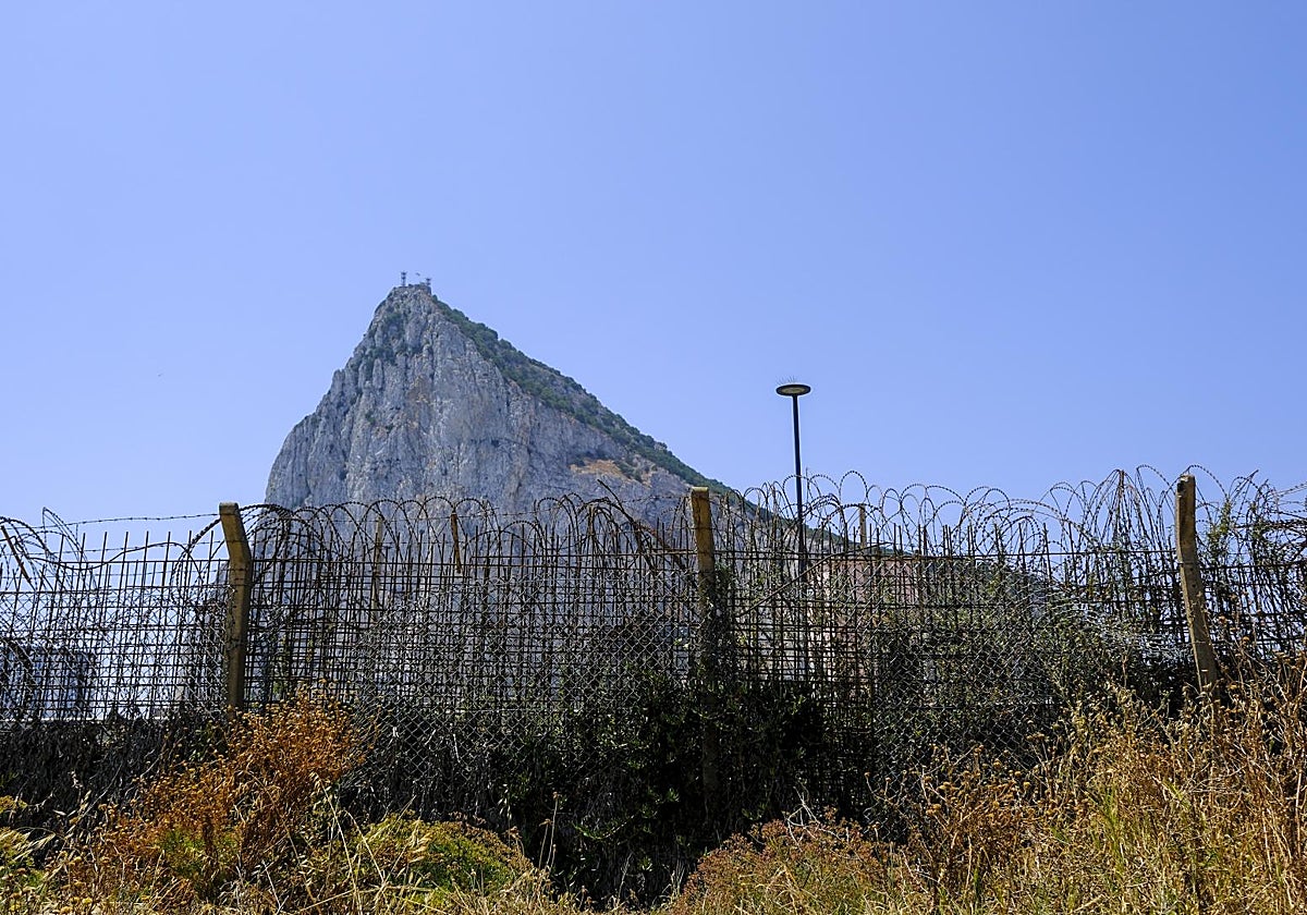Valla en la frontera de Gibraltar
