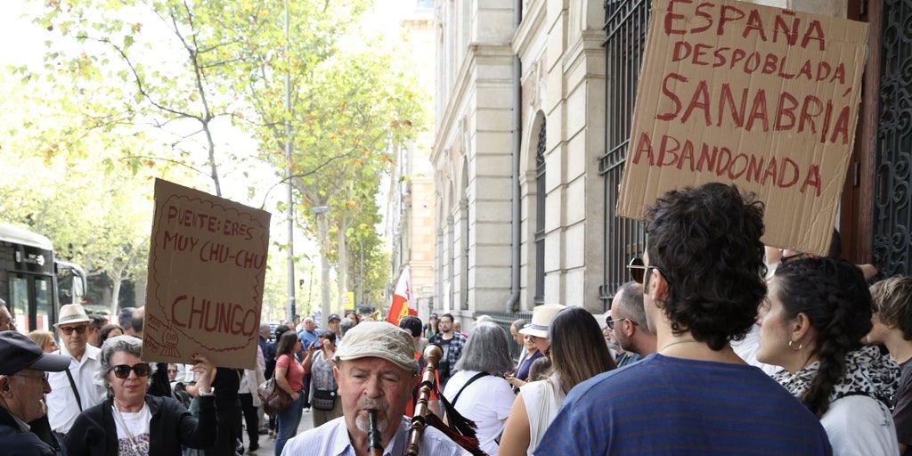 Un millar de personas reclaman en Madrid el restablecimiento de los servicios del AVE suprimidos en Sanabria