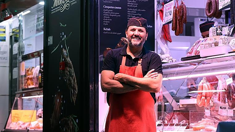 Moisés Martín, en su carnicería del mercado de la Corredera