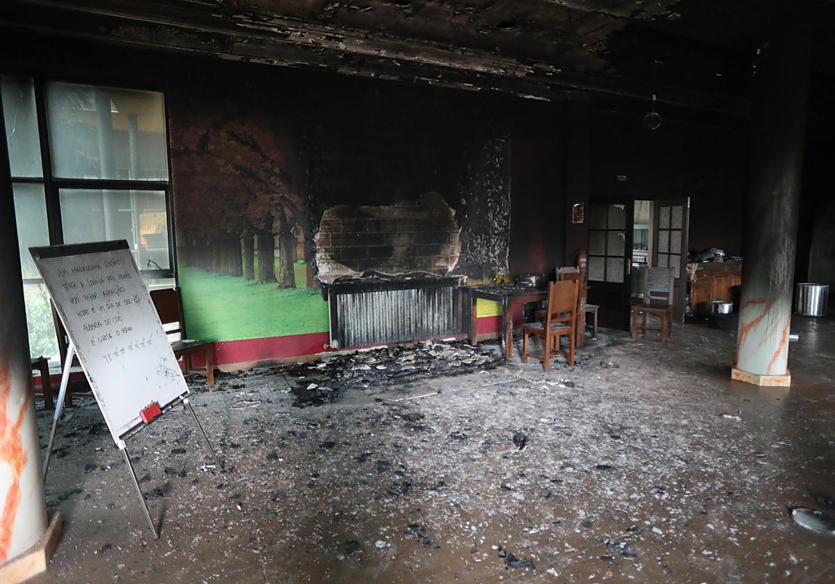 Interior del centro de acogida en Monforte de Lemos (Lugo) tras el ataque con cócteles molotov