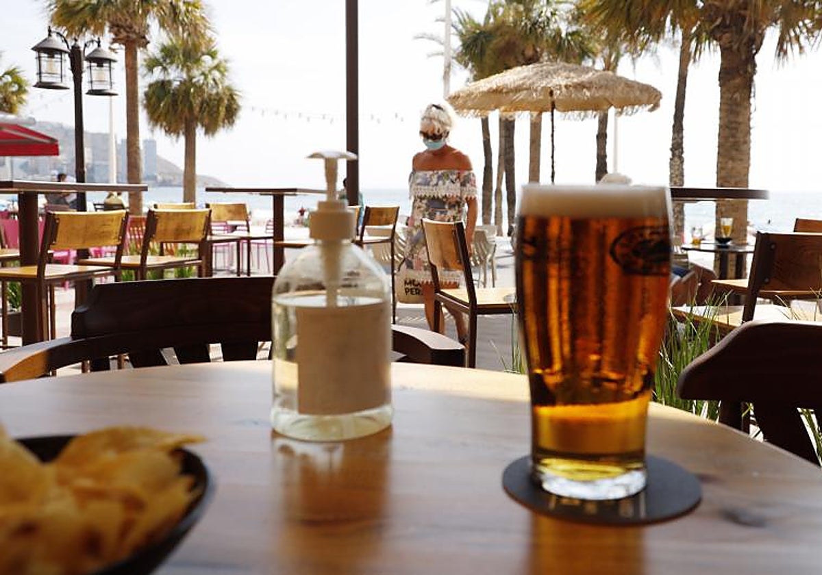 Una cerveza servida en una terraza de bar en la playa de Benidorm