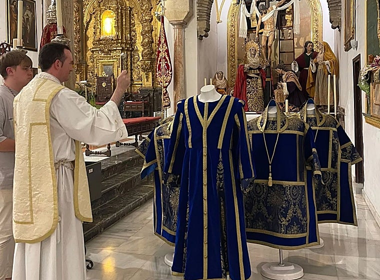 Juan Luis Carnerero bendice el nuevo conjunto de dalmáticas y ropón