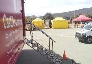 Un brigadista atendido por cansancio y posible intoxicación por humo en el incendio del Pico del Lobo (Guadalajara)