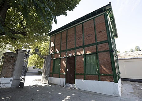 Imagen secundaria 1 - Arriba, Manuel Gullón y de Oñate, presidente de la cofradía, en el mausoleo de los duques de Denia.Abajo, la vivienda abandonada que pretenden convertir en centro de exhibición y, a la derecha, la Capilla de San Isidro