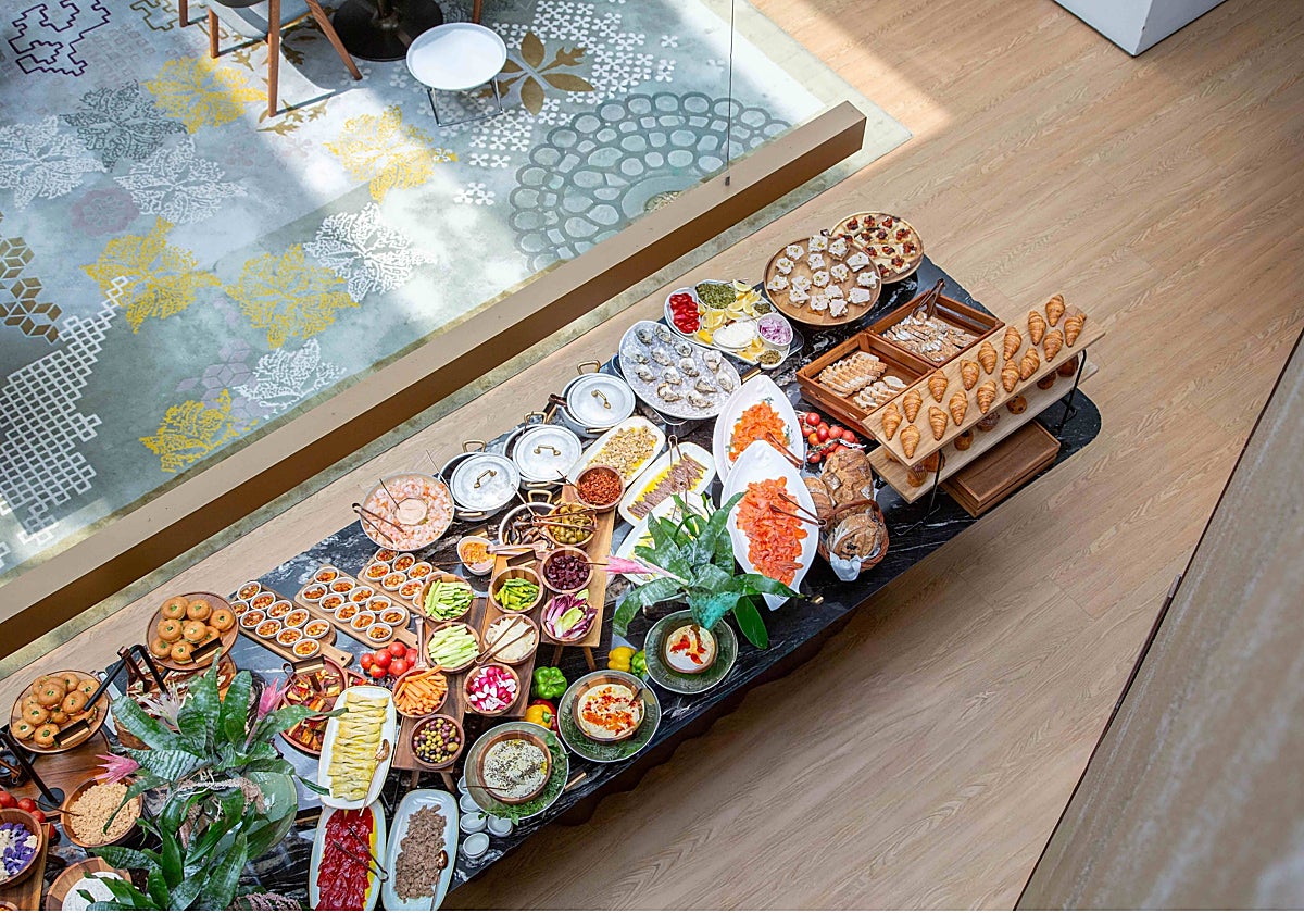 Aspecto parcial del bufet frío del «bruch» del restaurante Blanc en el interior del Mandarin Oriental Barcelona