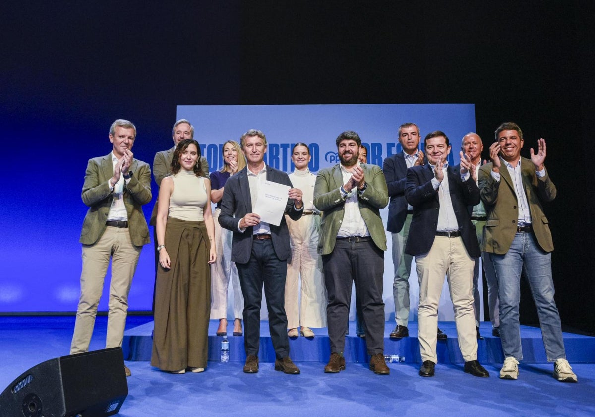 El líder del Partido Popular, Alberto Núñez Feijóo, junto a los presidentes autonómicos de su partido