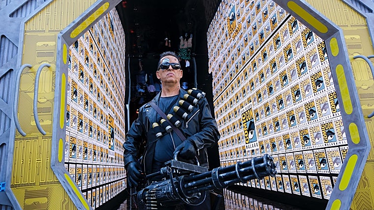 Un aficionado caracterizado de 'Terminator' para ver a Arnold Schwarzenegger