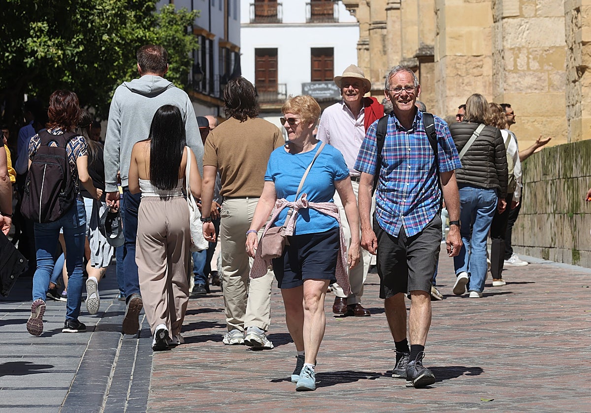 Dos turistas pasean por los alrededores de la Mezquita-Catedral