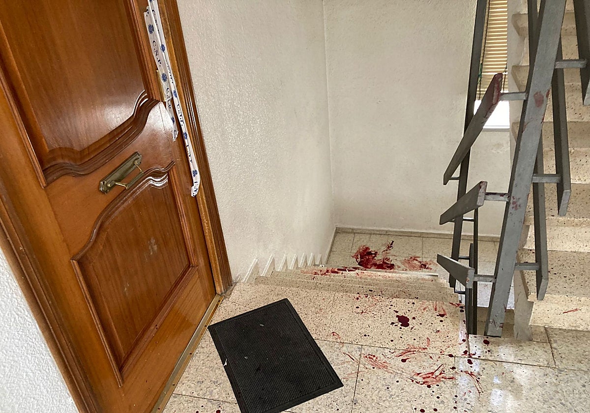 Vivienda donde se produjo el apuñalamiento y lugar donde cayó el fallecido