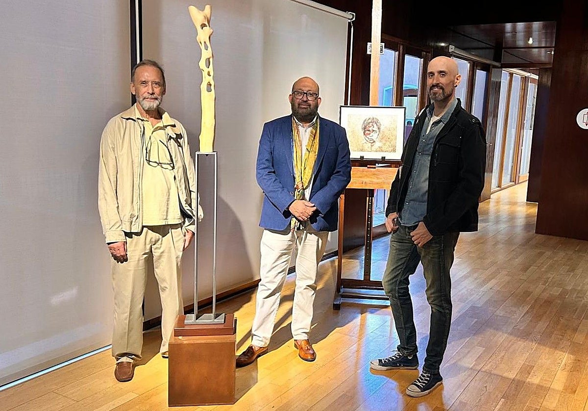 El diputado de Cultura, Tomás Arribas, flanqueado por Luiso García y Hugo Wirtz