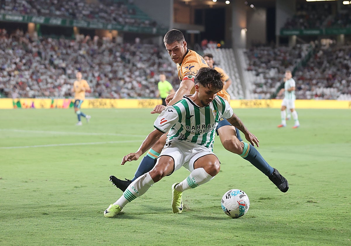 Kevin Medina pelea un balón ante un defensor rival
