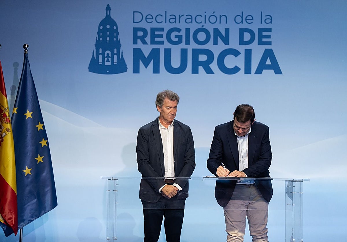 El presidente de la Junta, Alfonso Fernández Mañueco, firma la Declaración de la Región de Murcia con el presidente del Partido Popular nacional, Alberto Núñez Feijóo