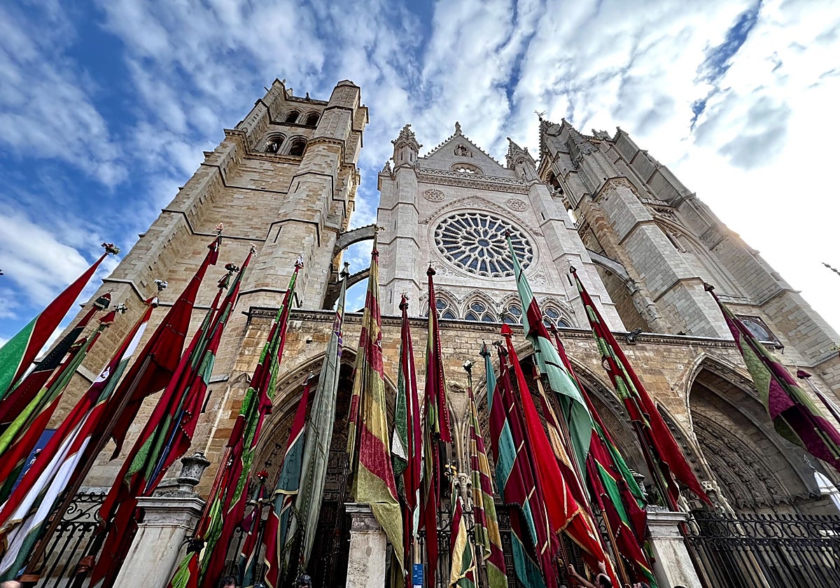 Desfile de los pendones frente a la catedral leonesa