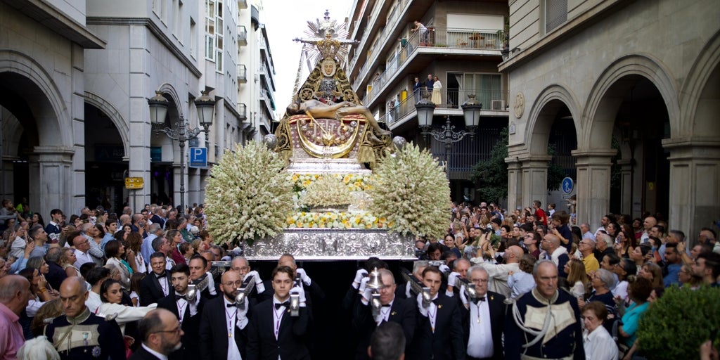 Granada se muestra fiel a su cita anual con la patrona de la ciudad y la provincia, la Virgen de las Angustias