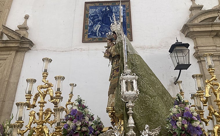 Imagen principal - En la fotografía superior, la Reina de los Ángeles Gozosos, de perfil, en la plaza eddCapuchinos. Debajo a la izquierda, vista del nuevo manto en brocatel verde, donado por hermanos por el Año Jubilar de la Esperanza. A la derecha, detalle de la ornamentación floral del paso