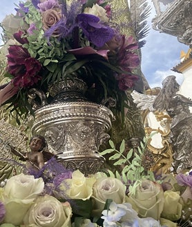 Imagen secundaria 2 - En la fotografía superior, la Reina de los Ángeles Gozosos, de perfil, en la plaza eddCapuchinos. Debajo a la izquierda, vista del nuevo manto en brocatel verde, donado por hermanos por el Año Jubilar de la Esperanza. A la derecha, detalle de la ornamentación floral del paso