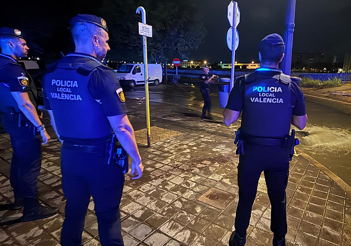 Imagen de policías locales de Valencia en el barrio de La Torre