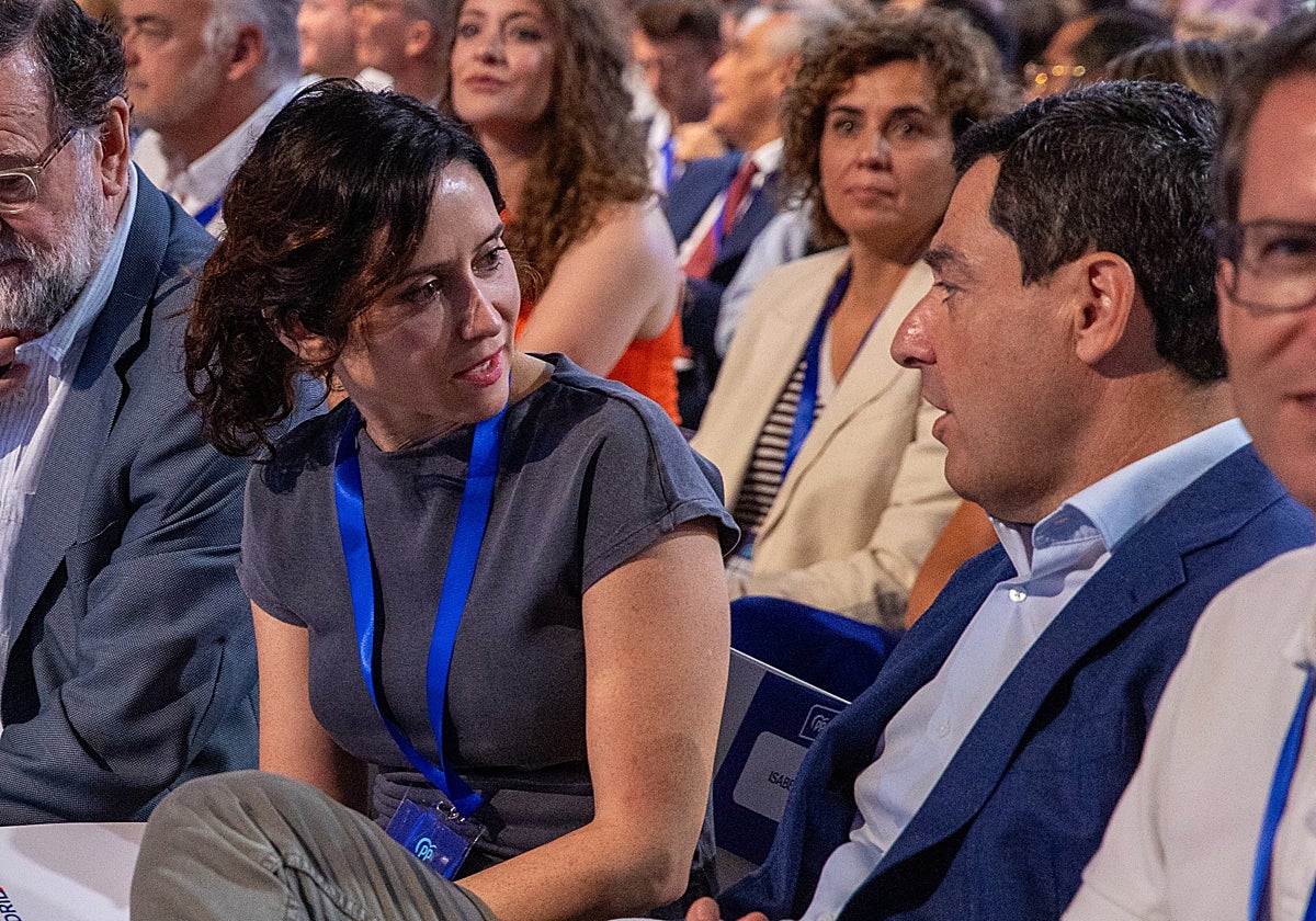 Ayuso mira a Moreno en un acto del PP