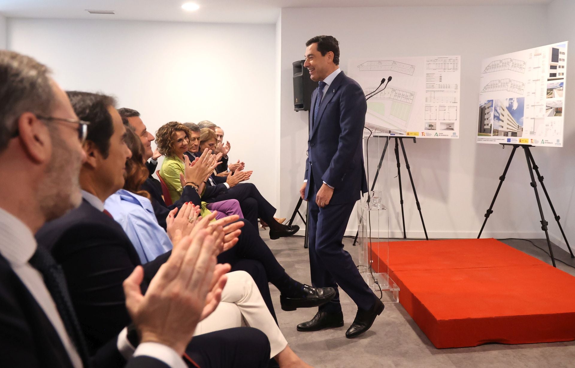 La emocionante entrega de llaves a mayores para sus pisos en Córdoba, en imágenes