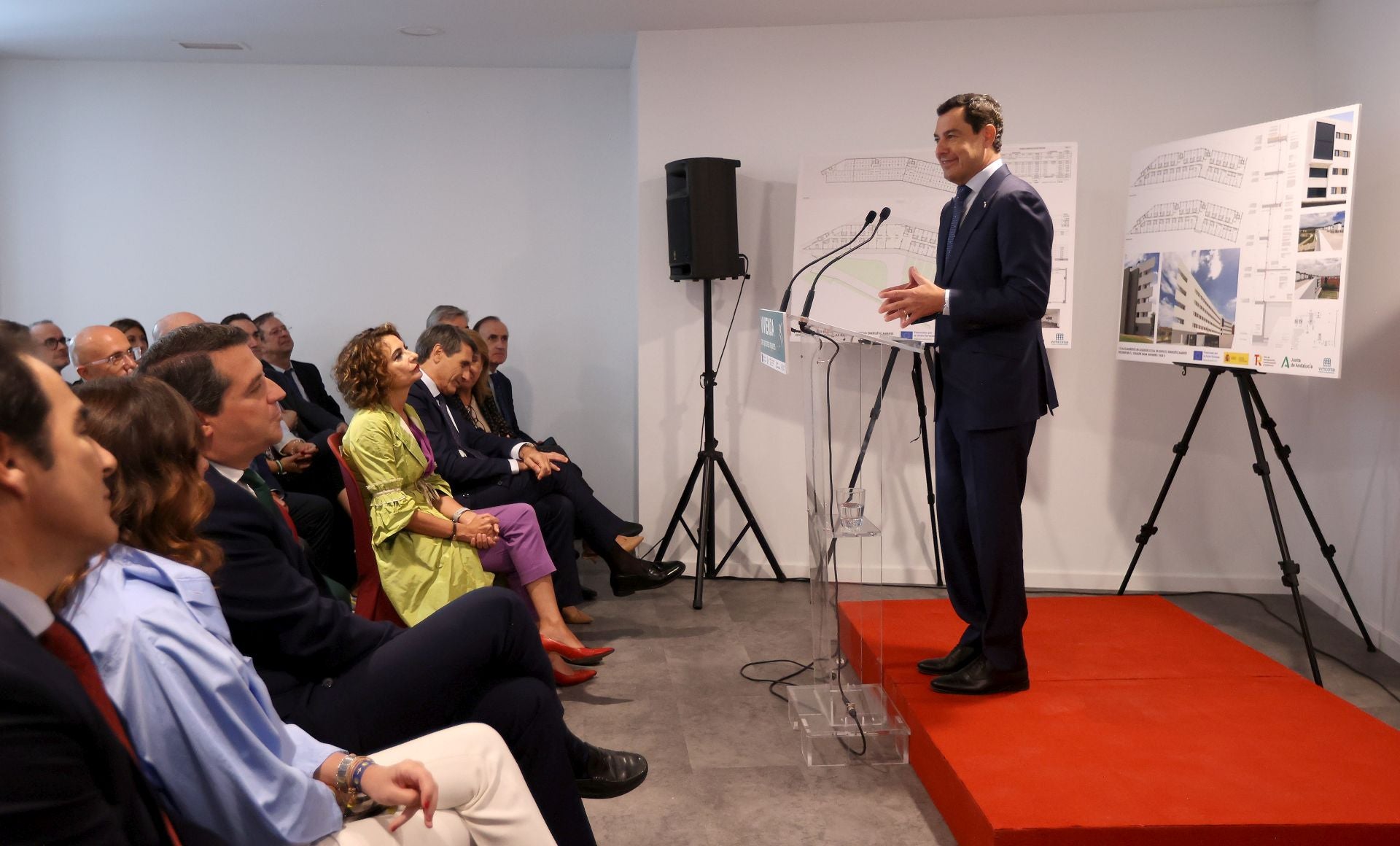 La emocionante entrega de llaves a mayores para sus pisos en Córdoba, en imágenes