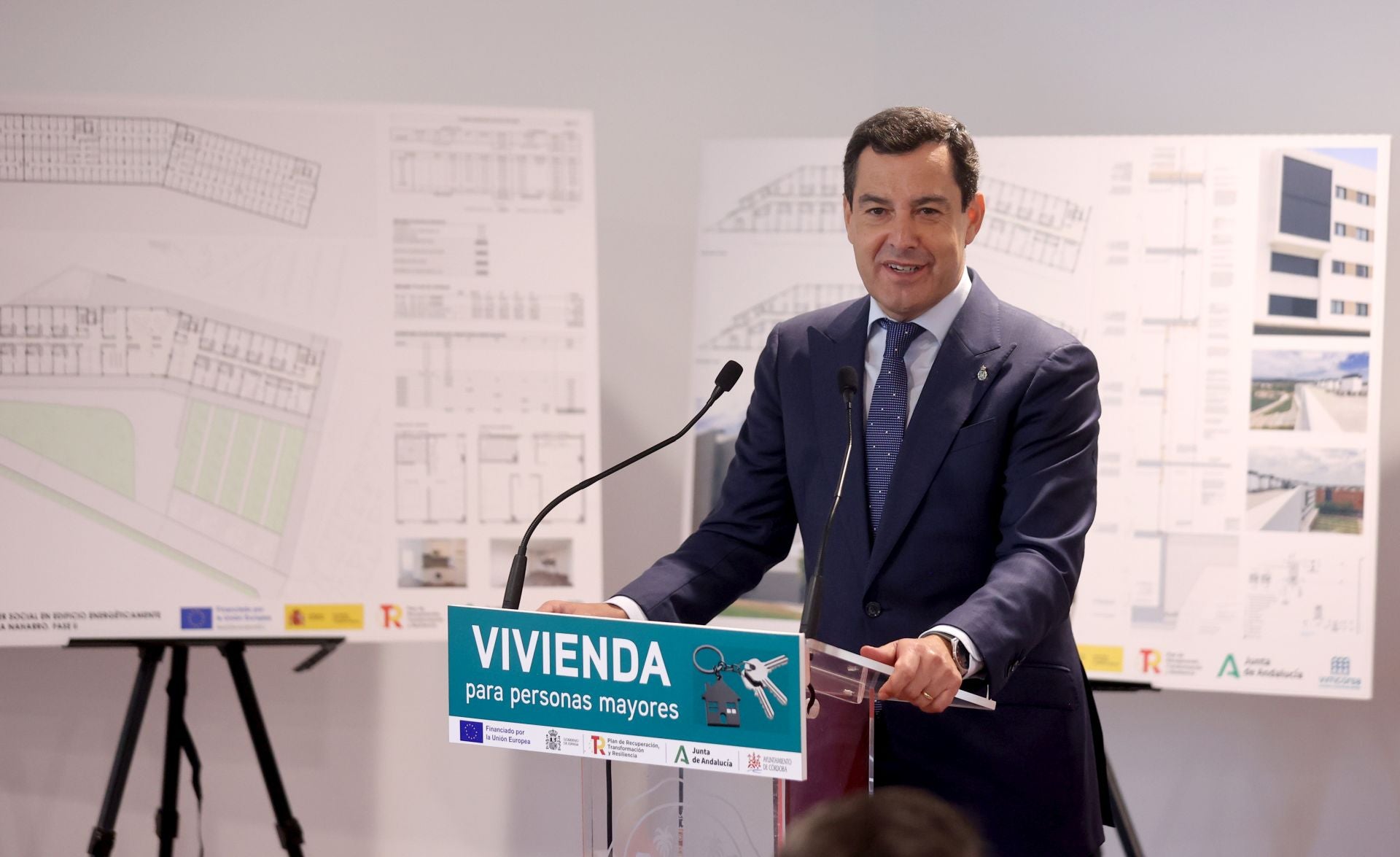 La emocionante entrega de llaves a mayores para sus pisos en Córdoba, en imágenes