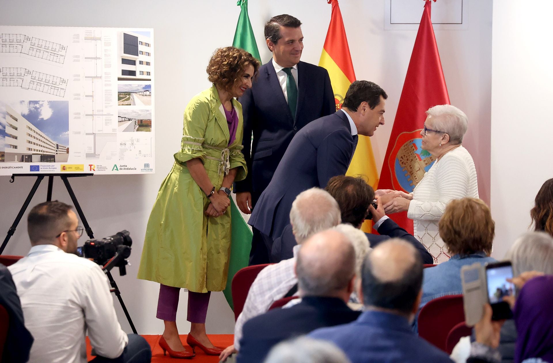 La emocionante entrega de llaves a mayores para sus pisos en Córdoba, en imágenes