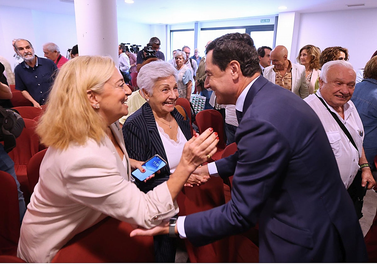 El presidente de la Junta, este lunes saludando a beneficiarias de los pisos para mayores