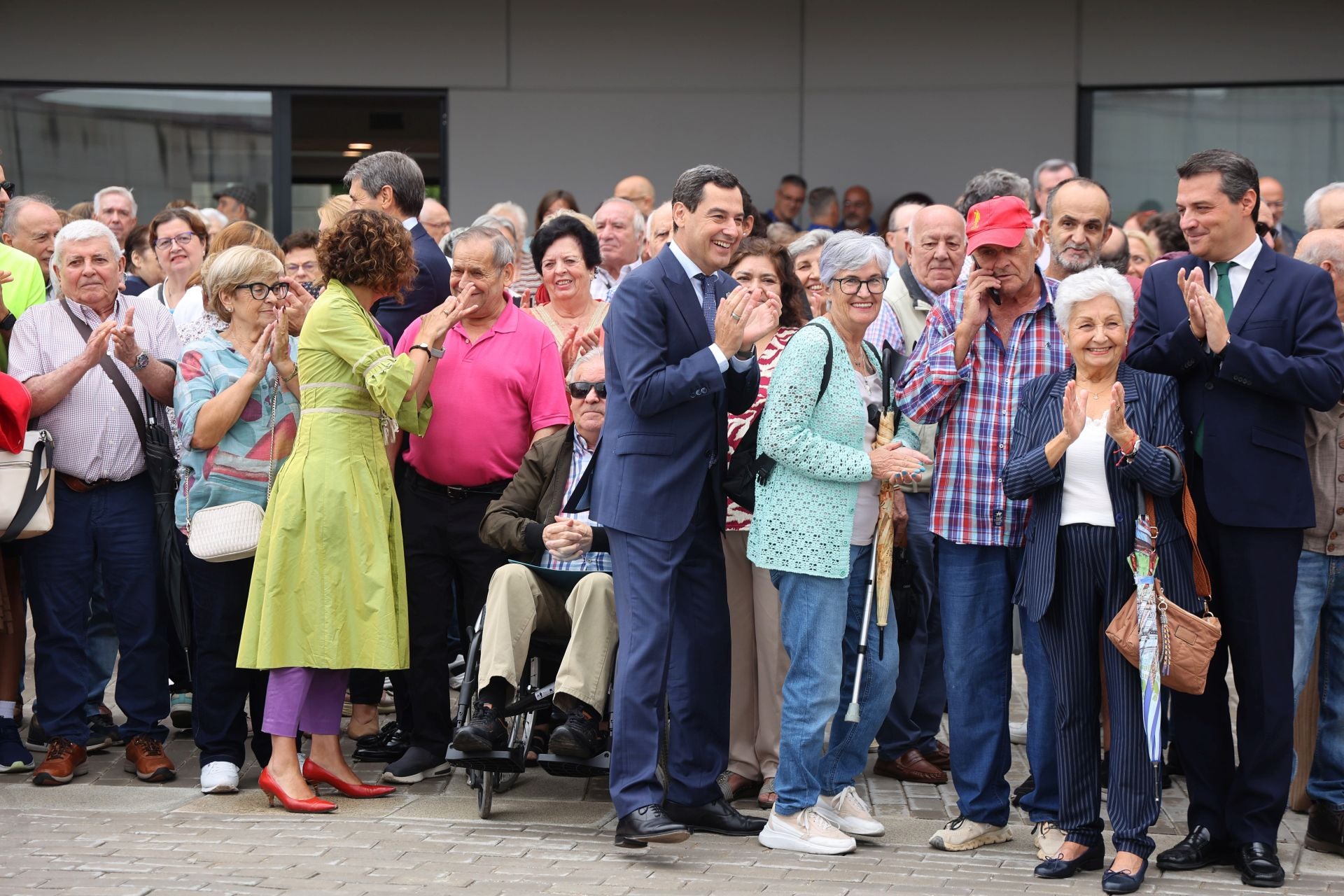 La emocionante entrega de llaves a mayores para sus pisos en Córdoba, en imágenes