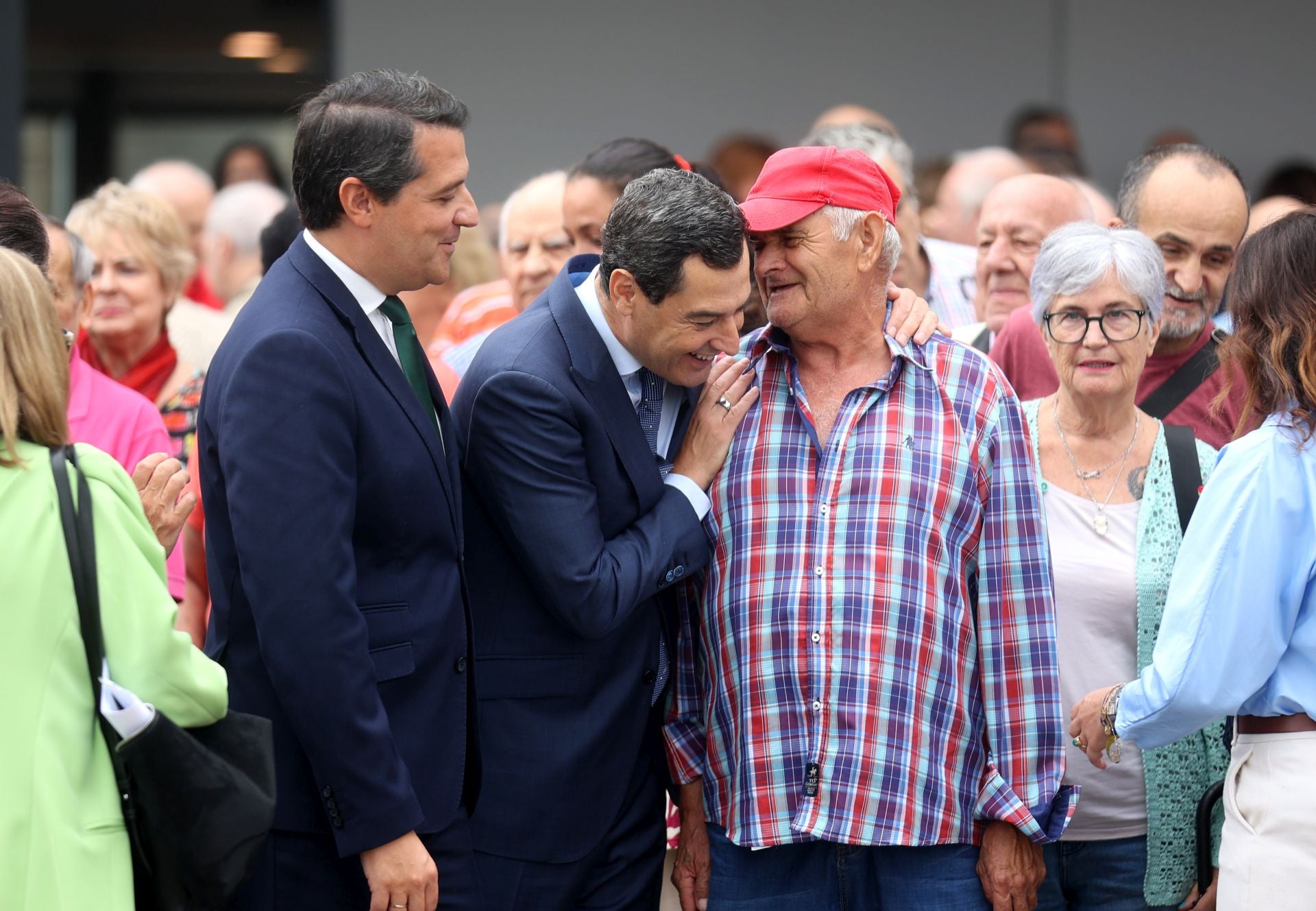 La emocionante entrega de llaves a mayores para sus pisos en Córdoba, en imágenes