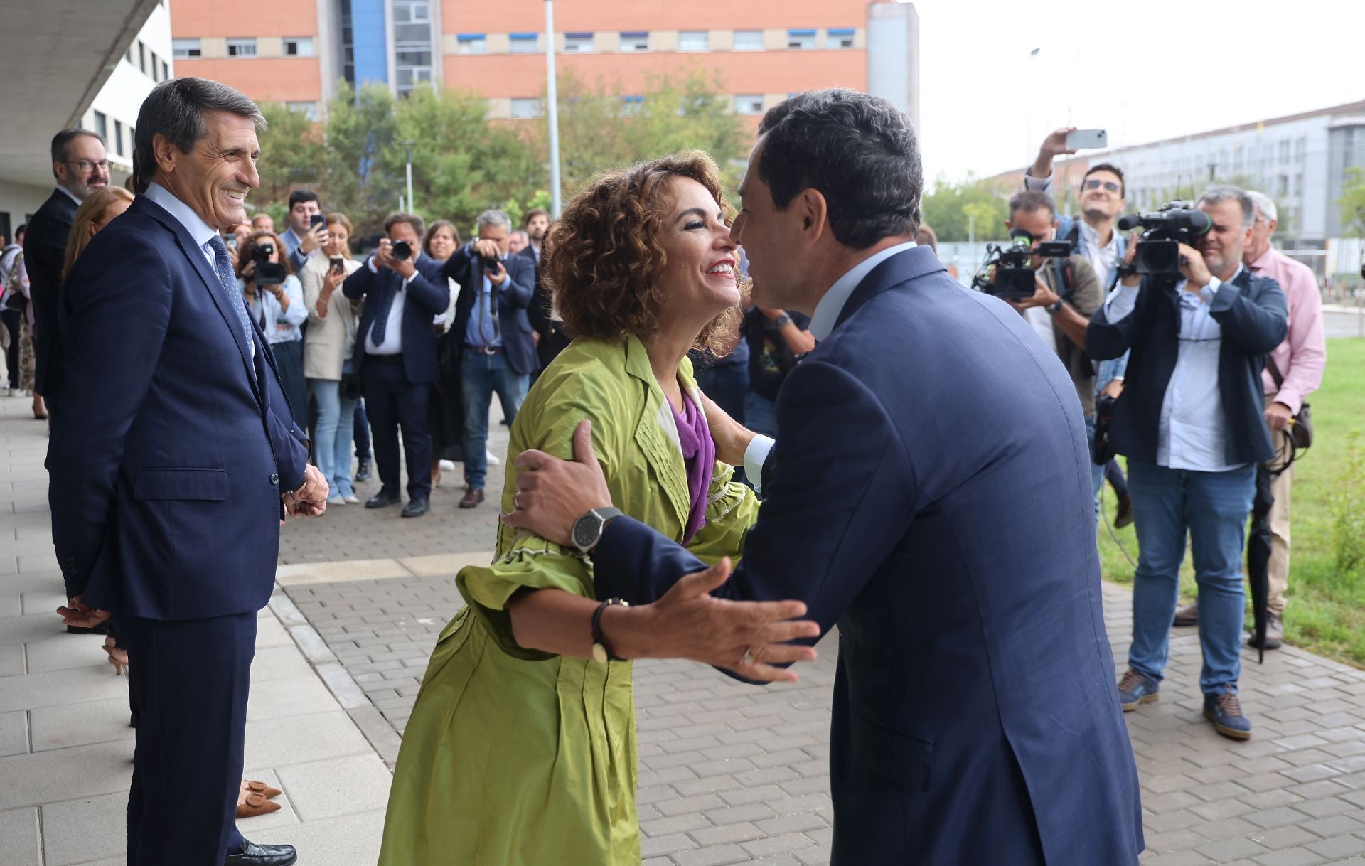 La emocionante entrega de llaves a mayores para sus pisos en Córdoba, en imágenes