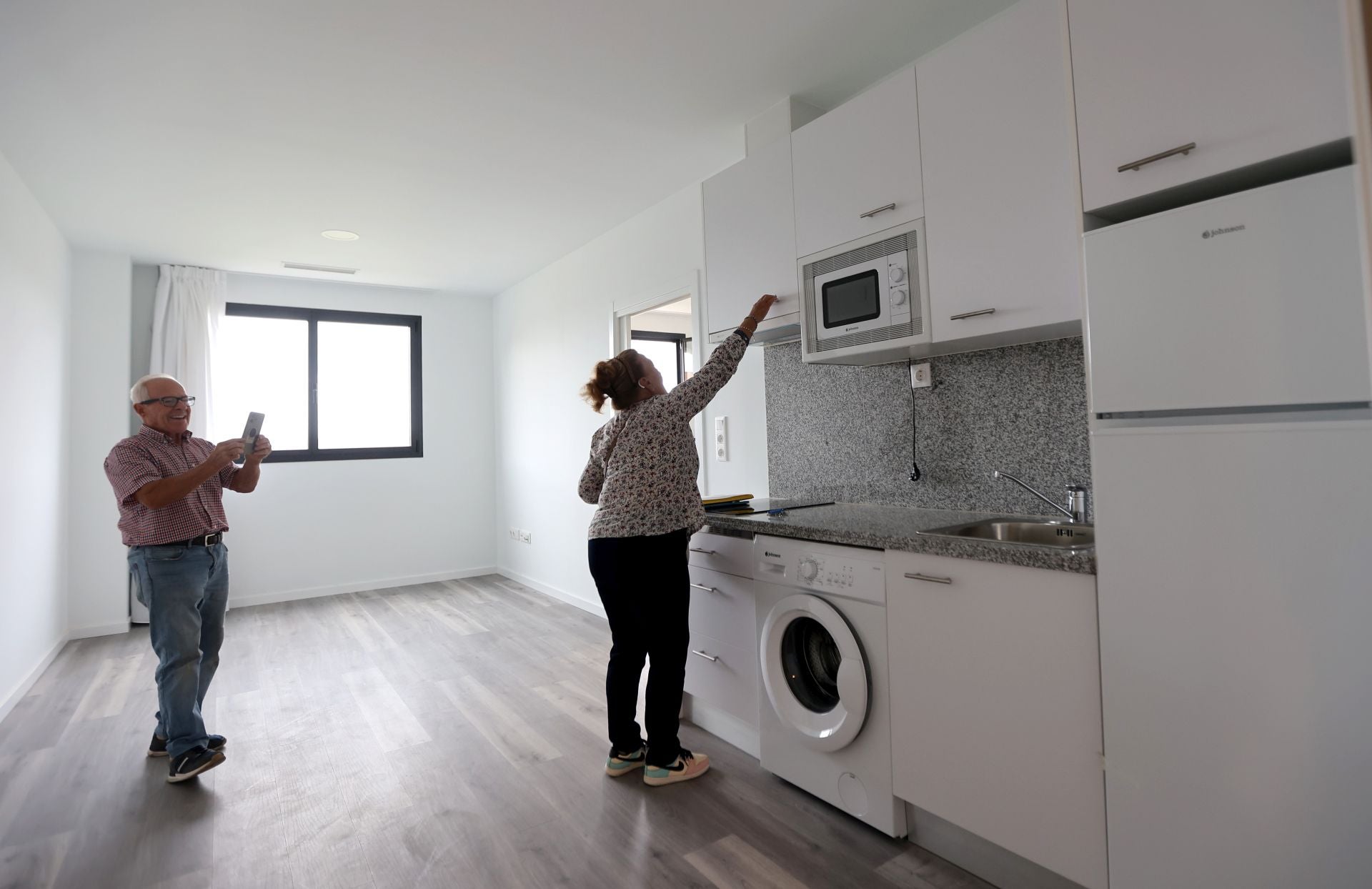 La emocionante entrega de llaves a mayores para sus pisos en Córdoba, en imágenes