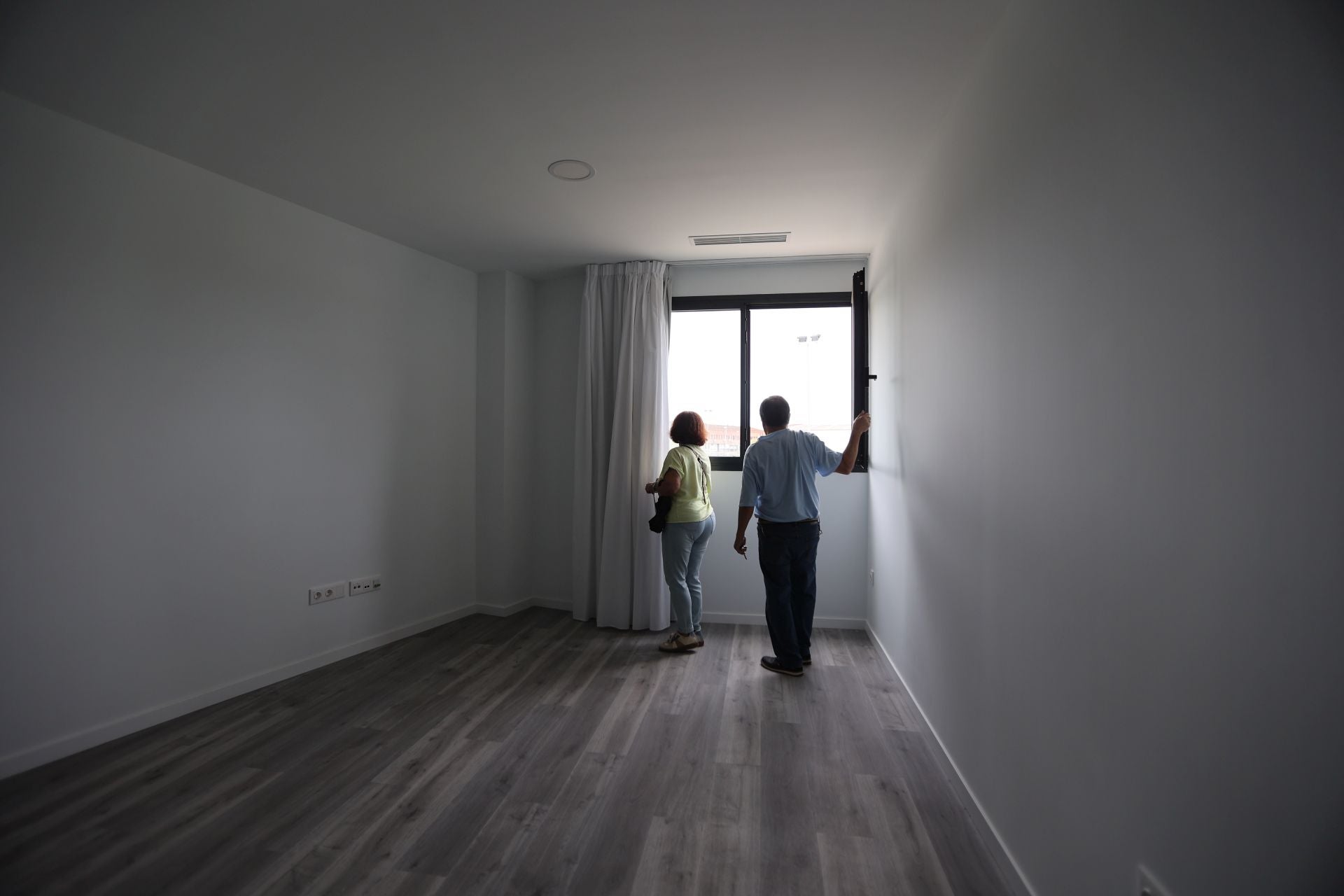 La emocionante entrega de llaves a mayores para sus pisos en Córdoba, en imágenes