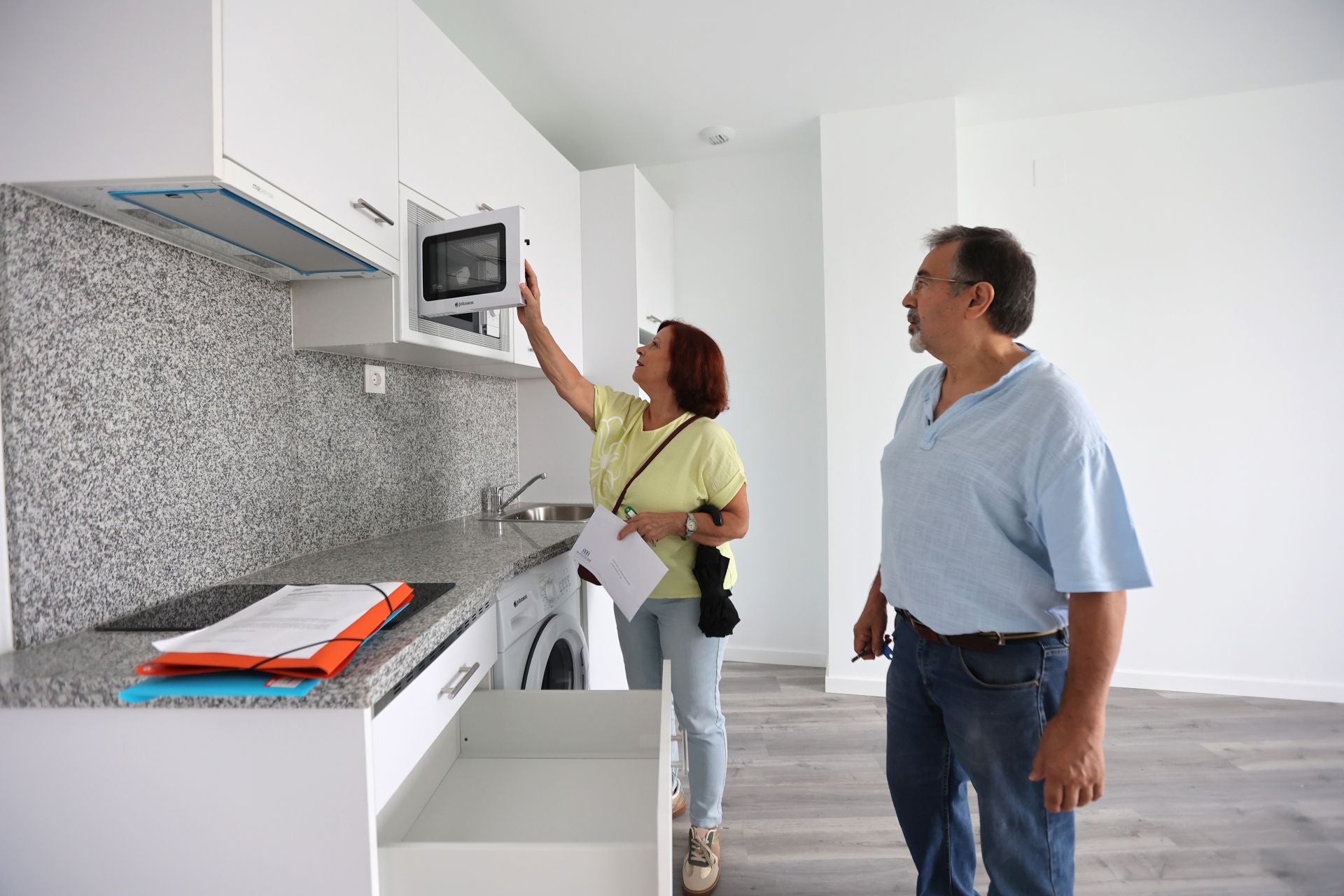 La emocionante entrega de llaves a mayores para sus pisos en Córdoba, en imágenes