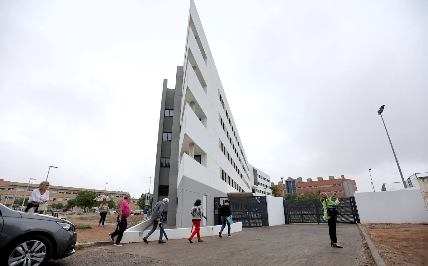 La emocionante entrega de llaves a mayores para sus pisos en Córdoba, en imágenes