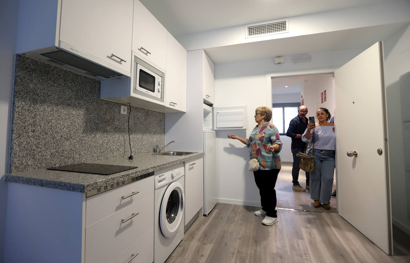 La emocionante entrega de llaves a mayores para sus pisos en Córdoba, en imágenes