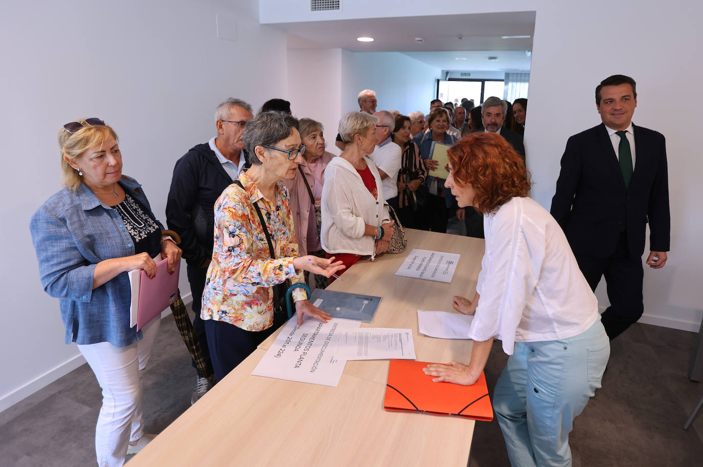 La emocionante entrega de llaves a mayores para sus pisos en Córdoba, en imágenes