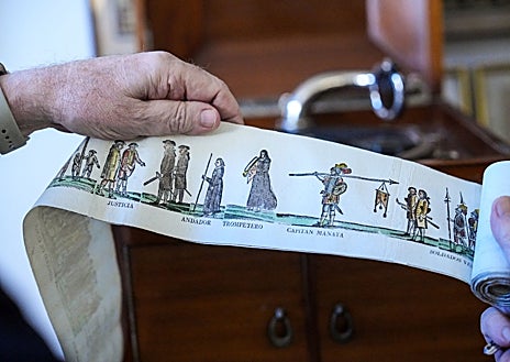 Imagen secundaria 1 - Sobre estas líneas, pliego de cordel, ilustración sobre una procesión de más de ocho metros de largo y sala de la colección de campanas